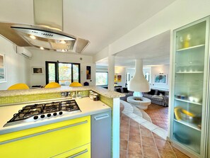 Fridge, stovetop, toaster, cookware/dishes/utensils - " Sunset Villa Apartment " (Bari Sardo)