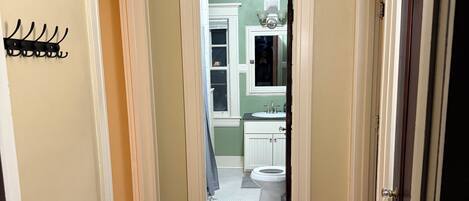 Dutxa, assecador de cabells, tovalloles i sabó