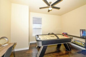 Games room - San Antonio Family-Friendly Home | 10 mins to Six Flags, SeaWorld & La Cantera (Helotes)