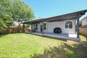 Terrace/patio - San Antonio Family-Friendly Home | 10 mins to Six Flags, SeaWorld & La Cantera (Helotes)