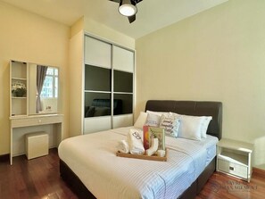 Blackout curtains, iron/ironing board, free WiFi - Medini Signature Legoland By Stayrene (Iskandar Puteri)