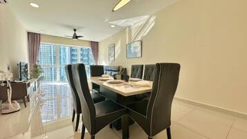 Comfort Apartment, 2 Bedrooms, City View | Dining