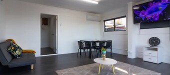 Bulavista Airbnb

Breathtaking sunrise and spectacular harbour & The mount view.