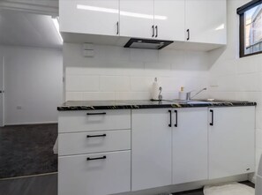 Kühlschrank, Mikrowelle, Wasserkocher mit Kaffee-/Teezubehör