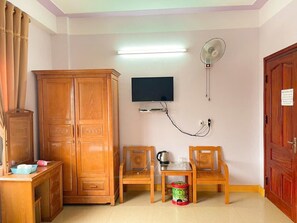 Shower, free toiletries, hair dryer, slippers - Minh Duc 2 Hotel (Trung Khanh)