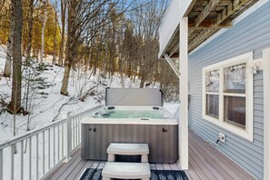Outdoor spa tub - Victorian carriage house, close to skiing w/ hot tub, bbq, deck, w/d, wifi (Ludlow)