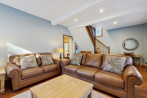 TV - Victorian carriage house, close to skiing w/ hot tub, bbq, deck, w/d, wifi (Ludlow)