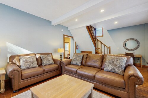 Victorian carriage house, close to skiing w/ hot tub, bbq, deck, w/d, wifi