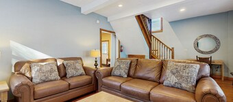 Victorian carriage house, close to skiing w/ hot tub, bbq, deck, w/d, wifi