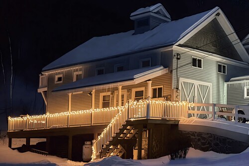 Victorian carriage house, close to skiing w/ hot tub, bbq, deck, w/d, wifi