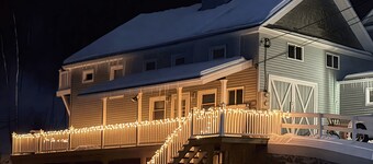 Victorian carriage house, close to skiing w/ hot tub, bbq, deck, w/d, wifi