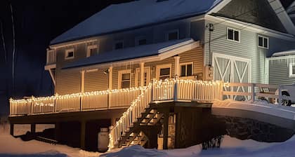 Victorian carriage house, close to skiing w/ hot tub, bbq, deck, w/d, wifi