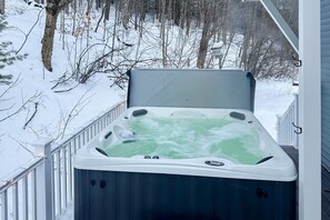 Outdoor spa tub - Victorian carriage house, close to skiing w/ hot tub, bbq, deck, w/d, wifi (Ludlow)