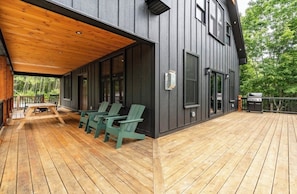 Outdoor dining - Cozy & Modern Ski Getaway Hot Tub Near Sunday River & Mt Abram-Sleeps 16+ (Bethel)