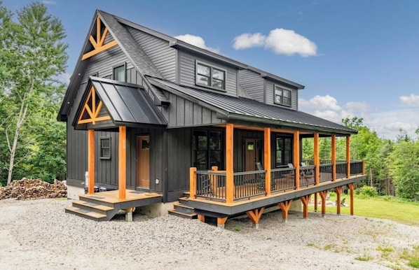 Exterior - Cozy & Modern Ski Getaway Hot Tub Near Sunday River & Mt Abram-Sleeps 16+ (Bethel)