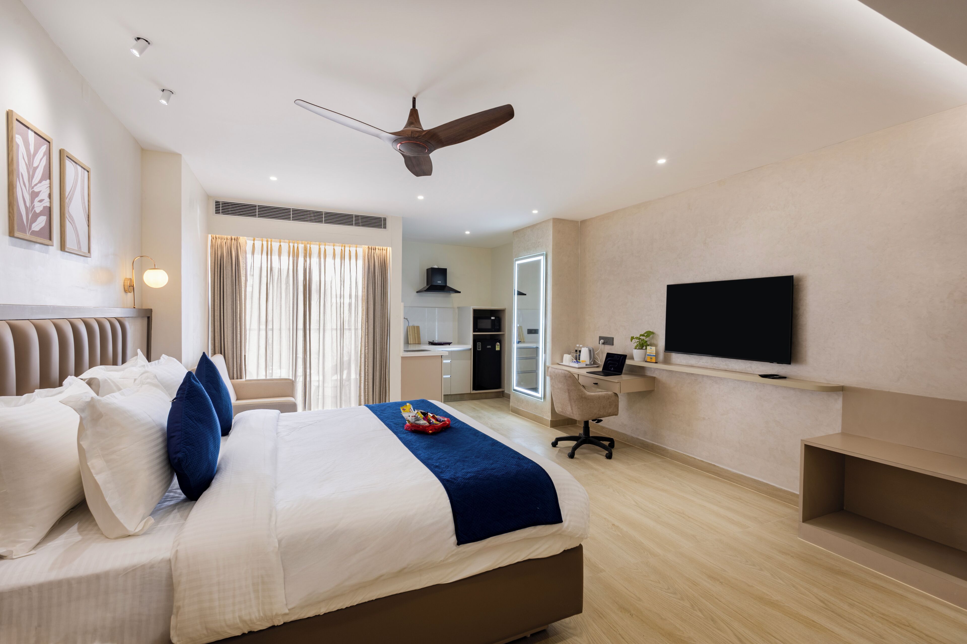 Premium Studio Suite | Desk, laptop workspace, free WiFi