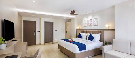 Senior Studio | Desk, laptop workspace, free WiFi