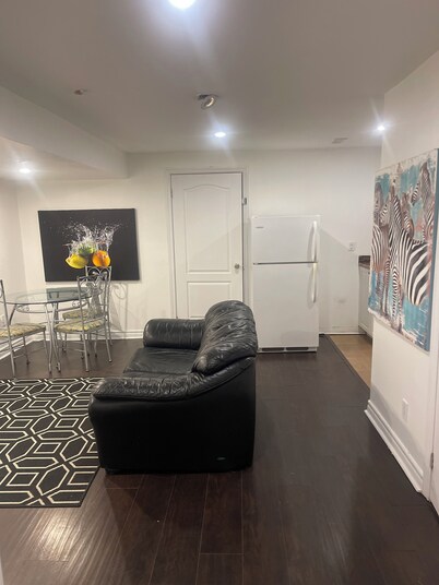 Peaceful luxury calm 2 bedroom close to Toronto airport, downtown and Malls