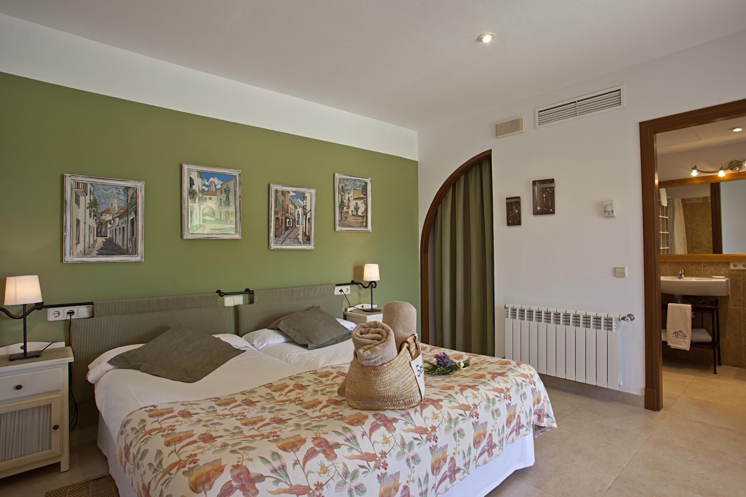 WiFi (無料)、ベッドシーツ