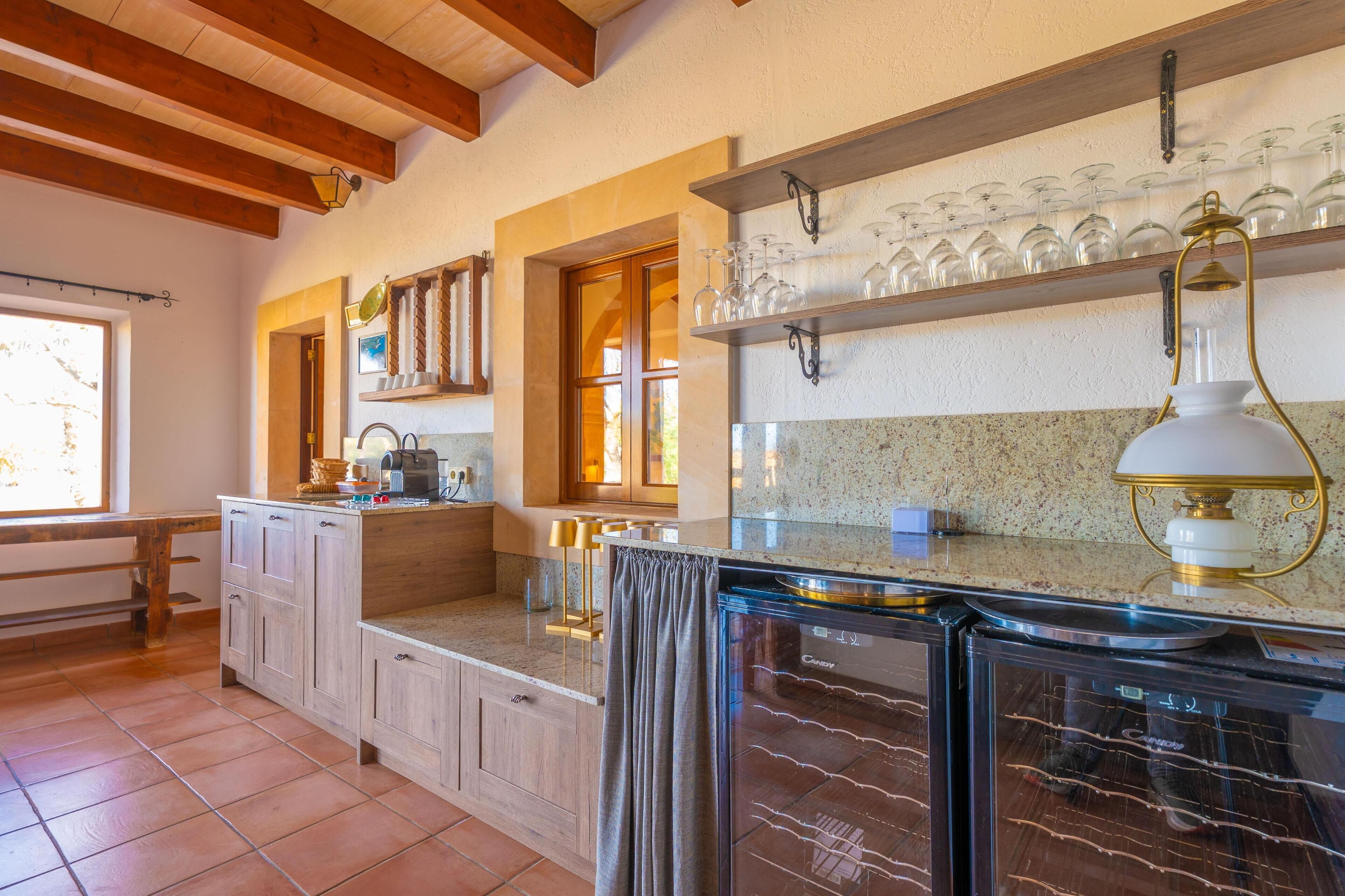 Trona infantil y utensilios de cocina