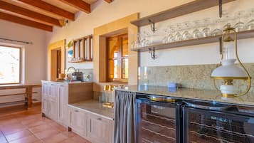 Trona infantil y utensilios de cocina