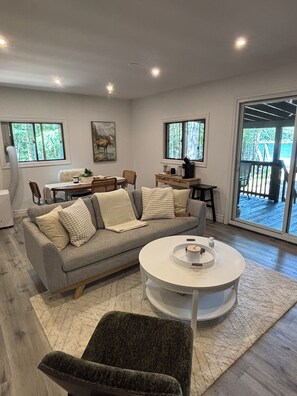 Una televisión, una chimenea