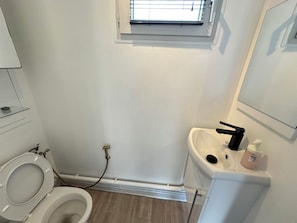 SĂšche-cheveux, serviettes fournies, papier toilette