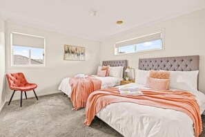 Blackout curtains, iron/ironing board, free WiFi - StayAU Modern Sanctuary Mins Ct&Airport (Point Cook)