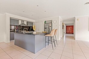 Deluxe House, Garden View | Private kitchen - StayAU Modern Sanctuary Mins Ct&Airport (Point Cook)