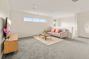 Hus Deluxe - utsikt mot trädgården | Vardagsrum