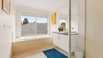 Deluxe House, Garden View | Bathroom | Towels, shampoo, toilet paper