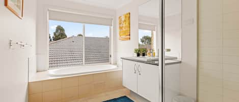 Deluxe House, Garden View | Bathroom | Towels, shampoo, toilet paper