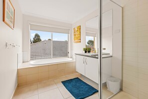 Bathroom - StayAU Modern Sanctuary Mins Ct&Airport (Point Cook)
