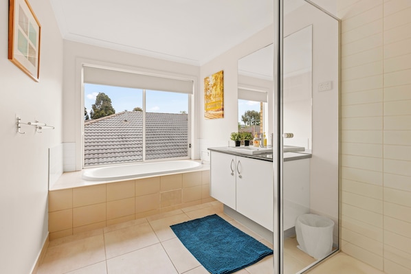 Deluxe House, Garden View | Bathroom | Towels, shampoo, toilet paper - StayAU Modern Sanctuary Mins Ct&Airport (Point Cook)