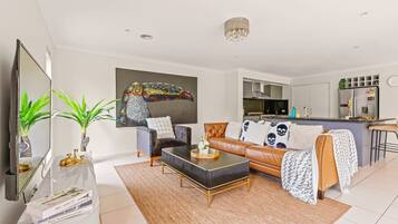 Deluxe House, Garden View | Living area