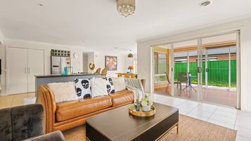 Deluxe House, Garden View | Living area