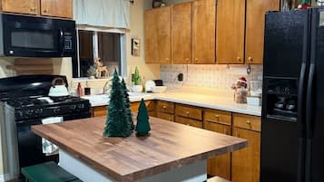 Een microgolfoven, een oven, een kookplaat