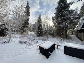 A snowy outdoor area with a bench and a building partially covered in snow. - Cozy, secluded forest 6-bdrm Mountain cabin near Park City, Golf course, Crater (Midway)