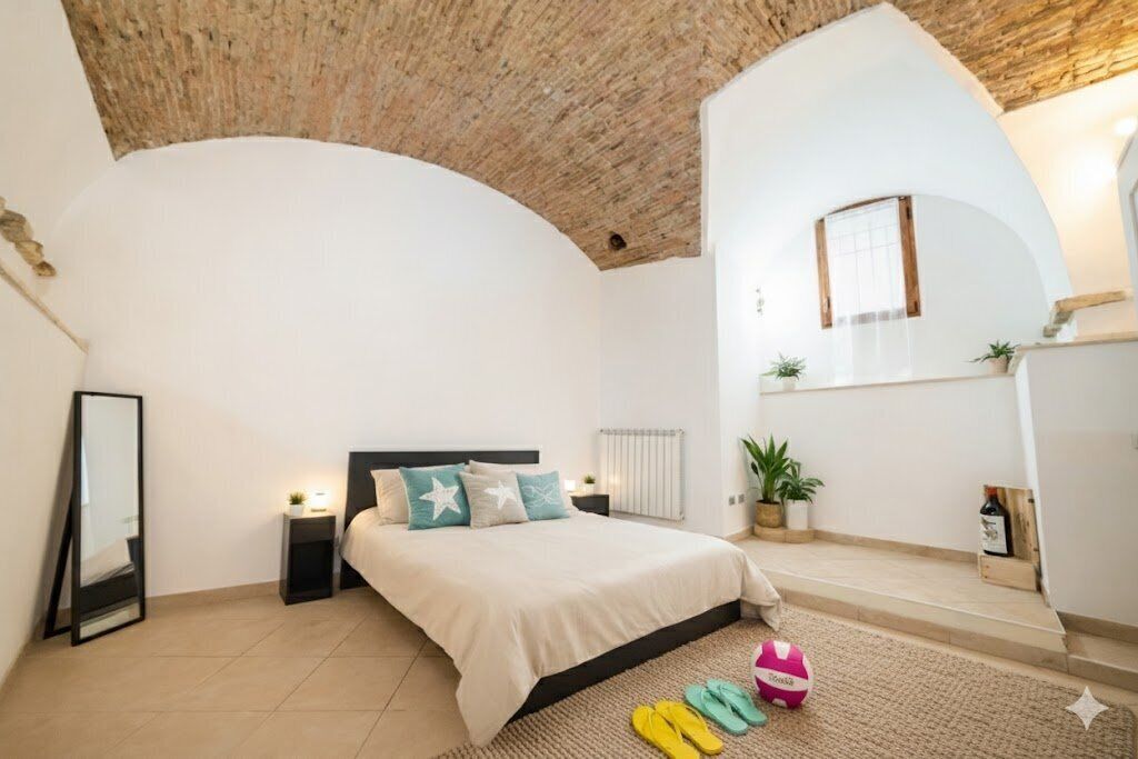 Iron/ironing board, bed sheets