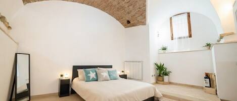 Iron/ironing board, bed sheets