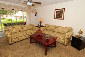 Living area - Cozy Condo in Canterbury Village (Naples)