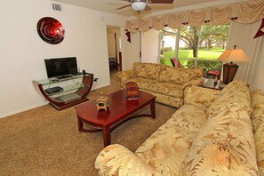 Living area - Cozy Condo in Canterbury Village (Naples)