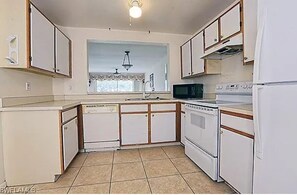 Private kitchen - Cozy Condo in Canterbury Village (Naples)