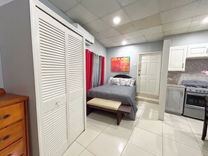 1 bedroom, iron/ironing board, WiFi, bed sheets - Modern Studio in Cascade, 5 Mins from Savannah (Port of Spain)