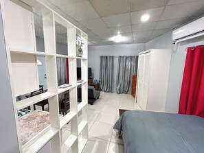 1 bedroom, iron/ironing board, WiFi, bed sheets - Modern Studio in Cascade, 5 Mins from Savannah (Port of Spain)