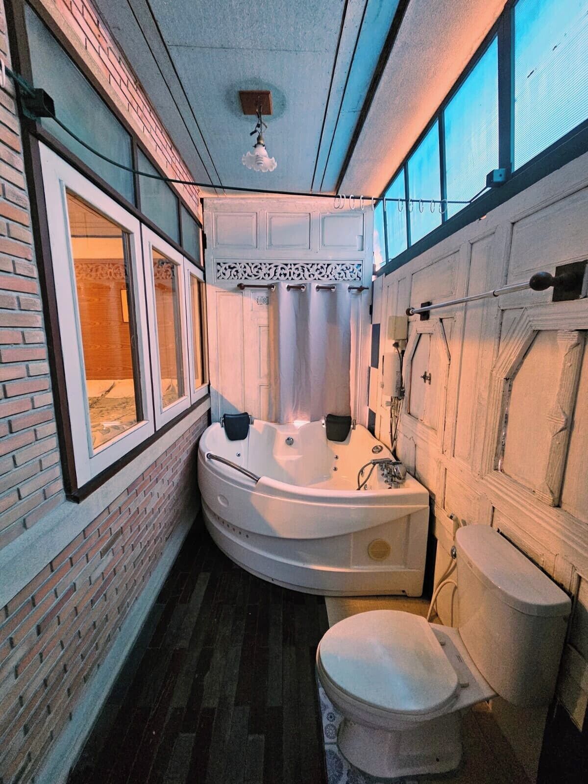 Habitación Deluxe doble | Baño | Toallas, jabón, champú y papel higiénico