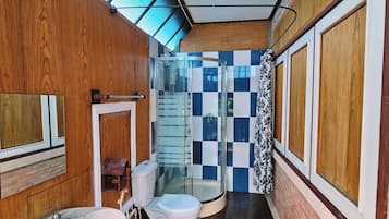 Comfort Double Room | Bathroom | Towels, soap, shampoo, toilet paper