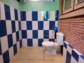 ห้องสแตนดาร์ดสำหรับสี่ท่าน | ห้องน้ำ | ผ้าเช็ดตัว, สบู่, ยาสระผม, กระดาษชำระ