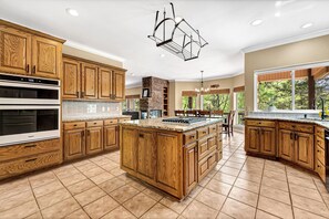 Frigorífic, microones, forn i placa de cuina 