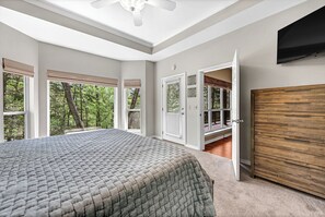 4 dormitoris, planxa i posts de planxar i un bressol de viatge 